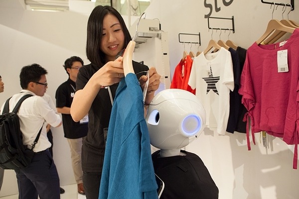 Pepperのお店にようこそ！色違い商品の在庫確認や気になる商品の解説はロボットにおまかせ！SoftBank Worldで