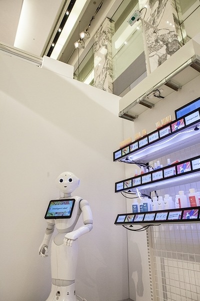 Pepperのお店にようこそ！色違い商品の在庫確認や気になる商品の解説はロボットにおまかせ！SoftBank Worldで