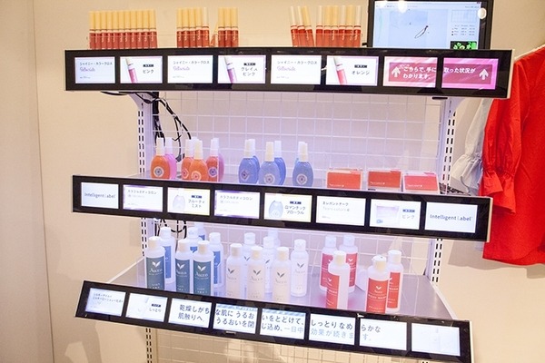 Pepperのお店にようこそ！色違い商品の在庫確認や気になる商品の解説はロボットにおまかせ！SoftBank Worldで