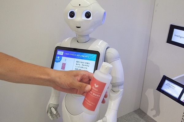 Pepperのお店にようこそ！色違い商品の在庫確認や気になる商品の解説はロボットにおまかせ！SoftBank Worldで
