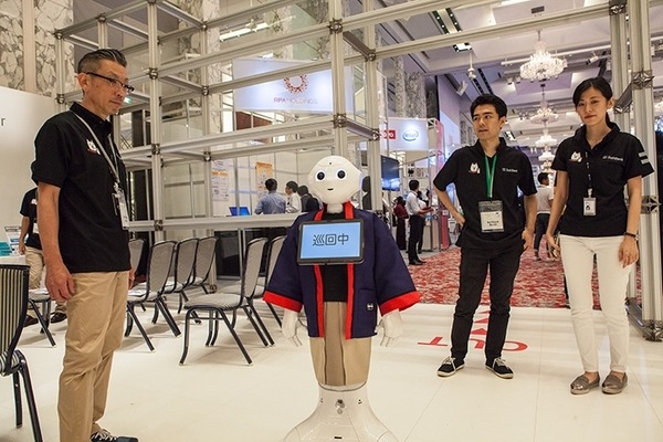 移動するPepperを公開！巡回警備や万引き防止、介護施設での徘徊発見などに活用