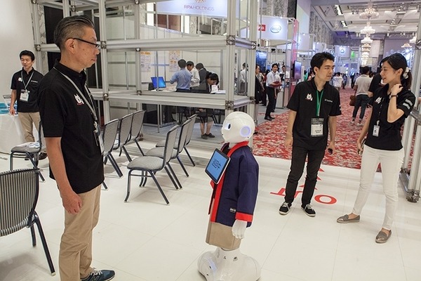 移動するPepperを公開！巡回警備や万引き防止、介護施設での徘徊発見などに活用