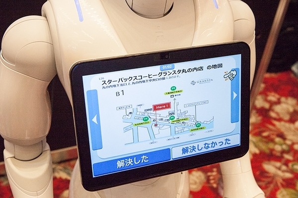 JR東日本が東京駅の案内に導入しているPepperをシステナが展示！「かりんとう屋さんはどこ?」にクラウドAIが回答