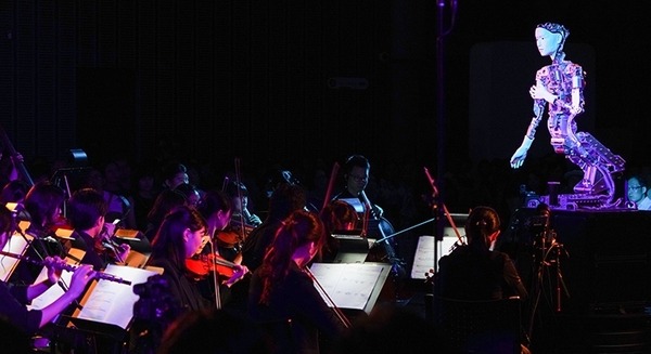 【日本初演】アンドロイドが30名のオーケストラを指揮してオペラを歌う「Scary Beauty」レポート、オルタは深淵の指揮者なのか