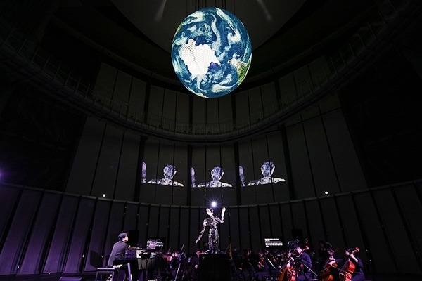 【日本初演】アンドロイドが30名のオーケストラを指揮してオペラを歌う「Scary Beauty」レポート、オルタは深淵の指揮者なのか