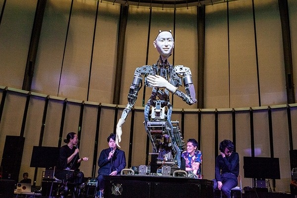 【日本初演】アンドロイドが30名のオーケストラを指揮してオペラを歌う「Scary Beauty」レポート、オルタは深淵の指揮者なのか