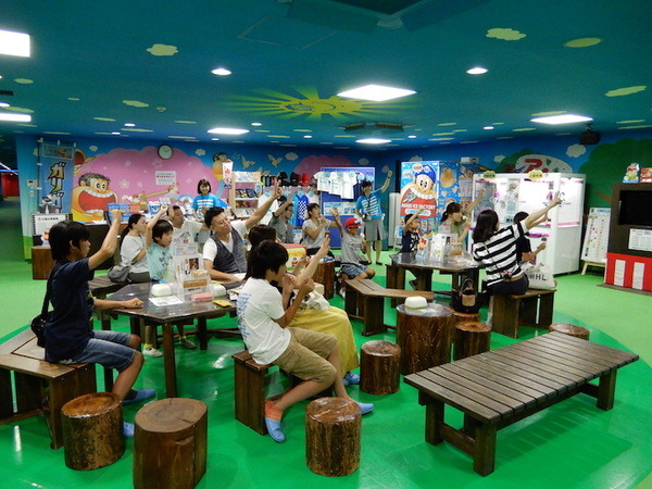 ガリガリ君の日に「ガリガリ君ロボット」初お披露目　今後も工場見学で