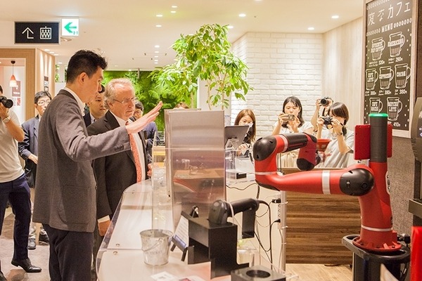 ロドニー・ブルックス博士が「変なカフェ」でコーヒーを入れるロボットを視察 ～ルンバの開発で知られるロボット研究の権威