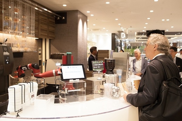 ロドニー・ブルックス博士が「変なカフェ」でコーヒーを入れるロボットを視察 ～ルンバの開発で知られるロボット研究の権威