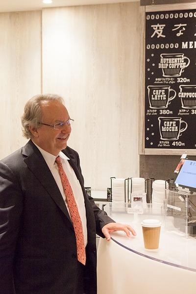 ロドニー・ブルックス博士が「変なカフェ」でコーヒーを入れるロボットを視察 ～ルンバの開発で知られるロボット研究の権威