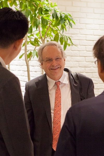 ロドニー・ブルックス博士が「変なカフェ」でコーヒーを入れるロボットを視察 ～ルンバの開発で知られるロボット研究の権威