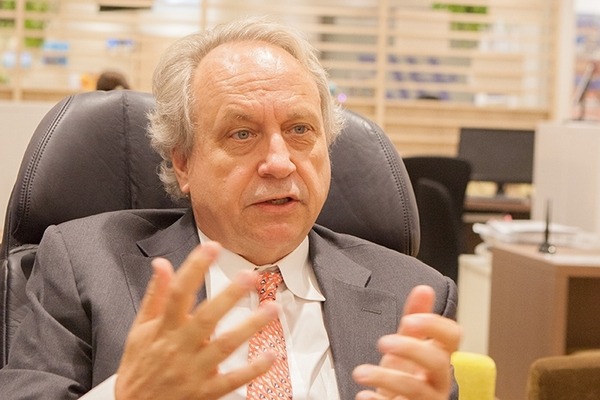 ロドニー・ブルックス博士が「変なカフェ」でコーヒーを入れるロボットを視察 ～ルンバの開発で知られるロボット研究の権威