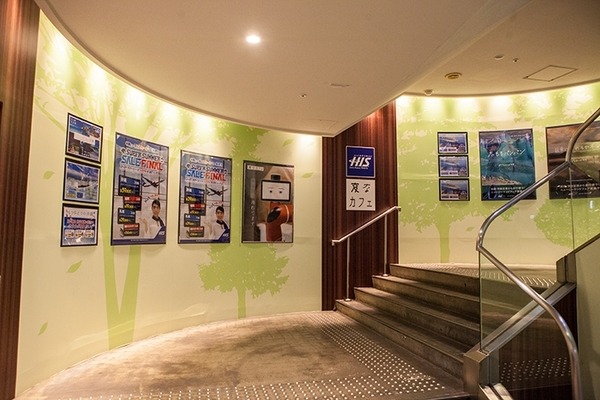 ロドニー・ブルックス博士が「変なカフェ」でコーヒーを入れるロボットを視察 ～ルンバの開発で知られるロボット研究の権威