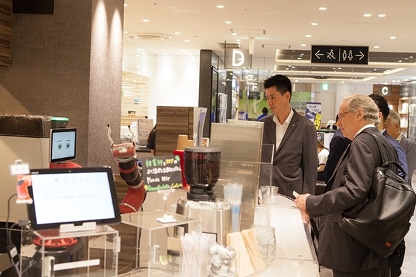 ロドニー・ブルックス博士が「変なカフェ」でコーヒーを入れるロボットを視察 ～ルンバの開発で知られるロボット研究の権威