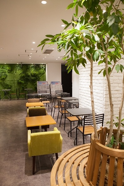 ロドニー・ブルックス博士が「変なカフェ」でコーヒーを入れるロボットを視察 ～ルンバの開発で知られるロボット研究の権威