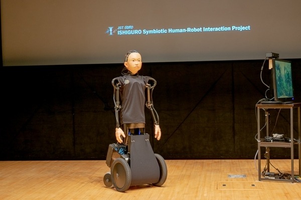 移動式子供型のアンドロイド「ibuki（イブキ）」、石黒教授らが発表　アンドロイドの対話の進化も
