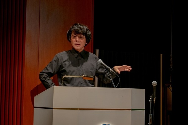 移動式子供型のアンドロイド「ibuki（イブキ）」、石黒教授らが発表　アンドロイドの対話の進化も