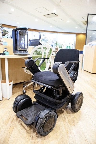 【未来的】モビリティ・ロボ「WHILL」に研究開発モデル登場！オムニホイール機構、遠隔操縦、分解などを体験してみた