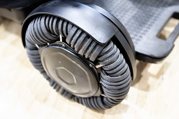 【未来的】モビリティ・ロボ「WHILL」に研究開発モデル登場！オムニホイール機構、遠隔操縦、分解などを体験してみた