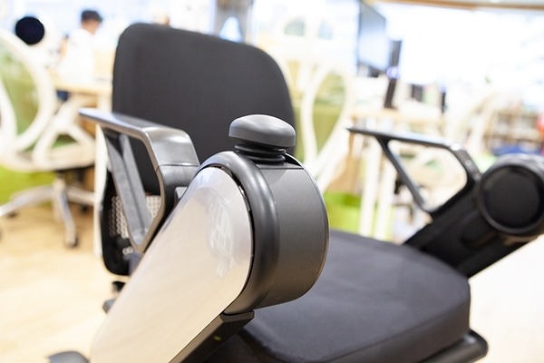 【未来的】モビリティ・ロボ「WHILL」に研究開発モデル登場！オムニホイール機構、遠隔操縦、分解などを体験してみた