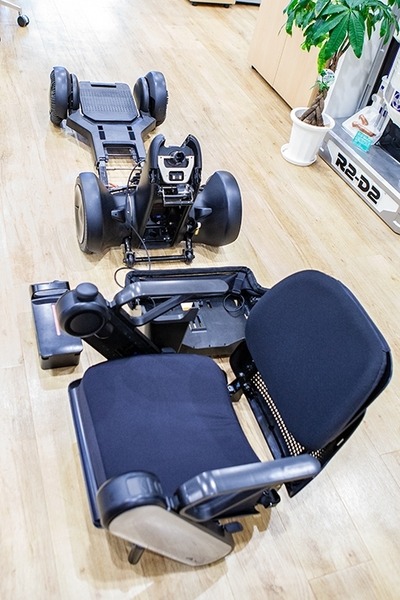 【未来的】モビリティ・ロボ「WHILL」に研究開発モデル登場！オムニホイール機構、遠隔操縦、分解などを体験してみた