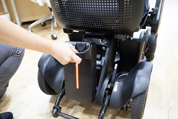 【未来的】モビリティ・ロボ「WHILL」に研究開発モデル登場！オムニホイール機構、遠隔操縦、分解などを体験してみた