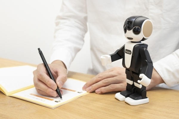 ユーザーの人生を話す「私だけのロボホン」にしてくれるカスタマイズ・サービス「私の足あと」がすごい