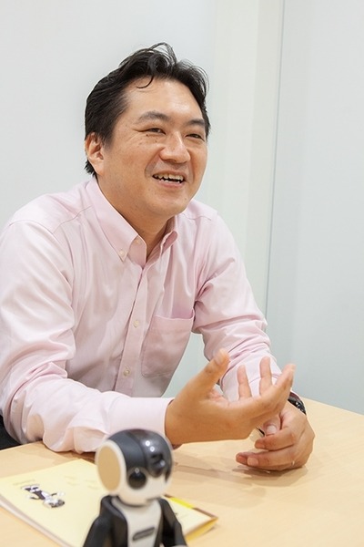 ユーザーの人生を話す「私だけのロボホン」にしてくれるカスタマイズ・サービス「私の足あと」がすごい