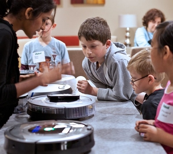 ルンバのiRobot社CEOが初回の特別講師　アイロボットの子供向け教室は9月30日から