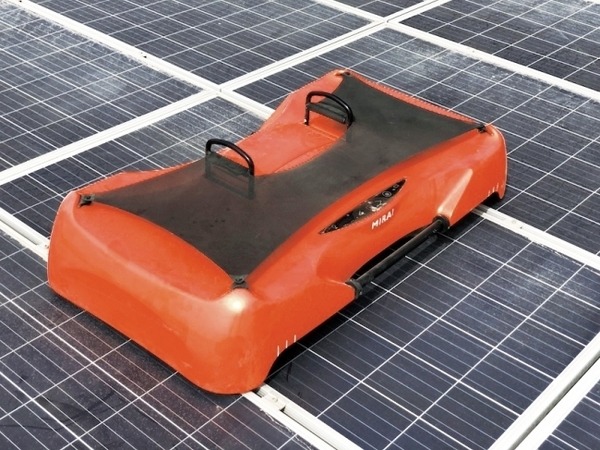 ソーラーパネル清掃ロボが砂漠地域で需要増　未来機械が大型機の量産化に向け7億円の資金調達