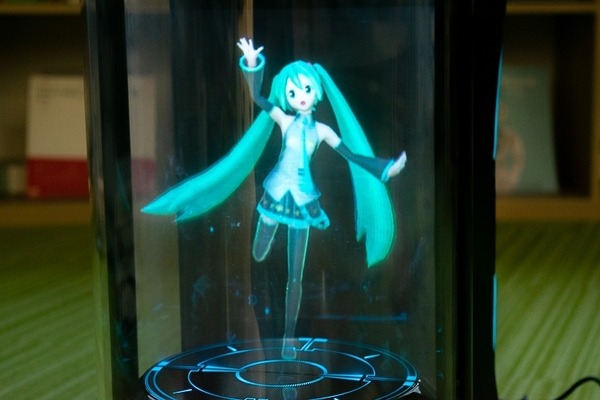 バーチャルホームロボット「Gatebox」で初音ミクのホームライブを体験したぞ！