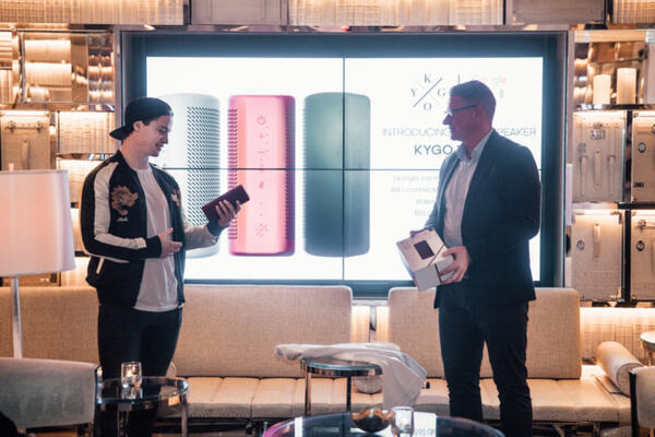 トロピカルEDMの王子、Kygoがスマートスピーカーをプロデュース。Googleアシスタント搭載の防水モデル「B9/800」