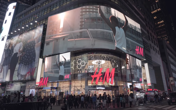 H＆Mタイムズスクエア店で「ボイスインタラクティブミラー」を導入