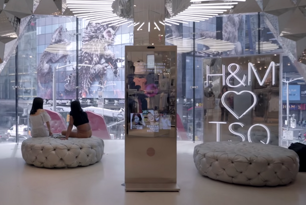 H＆Mタイムズスクエア店で「ボイスインタラクティブミラー」を導入