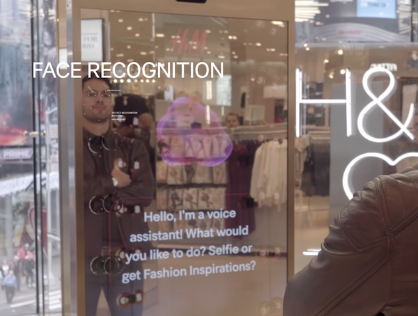 H＆Mタイムズスクエア店で「ボイスインタラクティブミラー」を導入