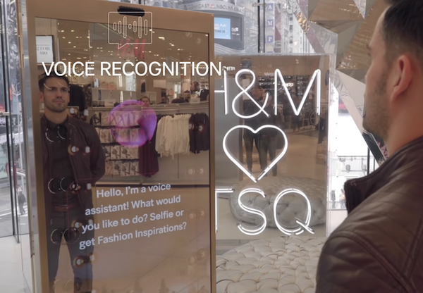 H＆Mタイムズスクエア店で「ボイスインタラクティブミラー」を導入