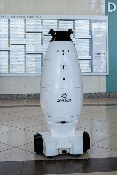 横浜ランドマークタワーで自律移動ロボットが警備業務を担当！三菱地所が各種ロボットの実証実験、SEQSENSEが参画
