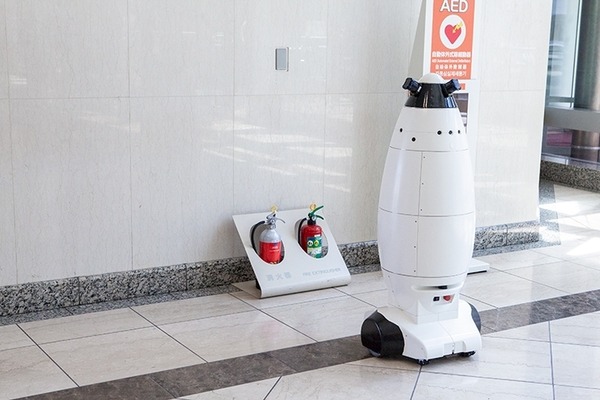 横浜ランドマークタワーで自律移動ロボットが警備業務を担当！三菱地所が各種ロボットの実証実験、SEQSENSEが参画