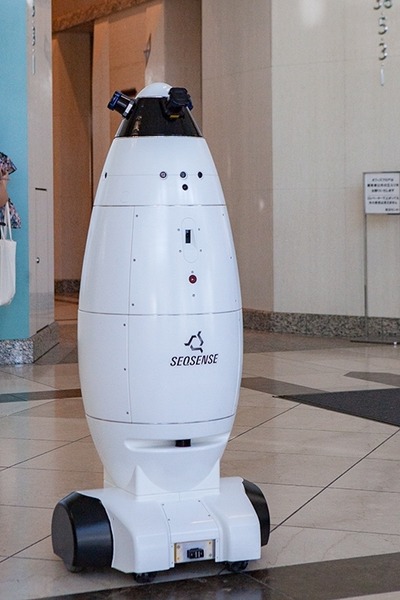 横浜ランドマークタワーで自律移動ロボットが警備業務を担当！三菱地所が各種ロボットの実証実験、SEQSENSEが参画