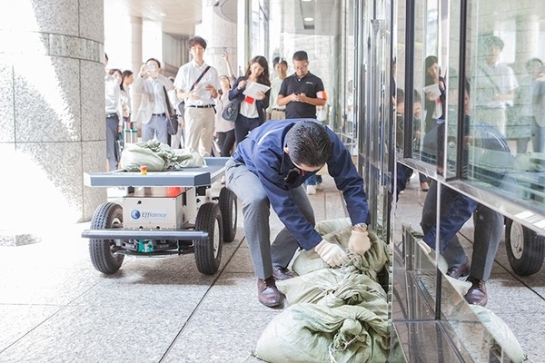 人について自走する運搬ロボットが横浜ランドマークタワーを走る！三菱地所がデリバリーや災害対応などユースケースを探る