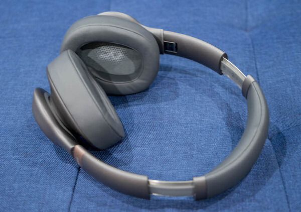 JBL初の「Googleアシスタント」搭載オーバーイヤーヘッドホン「JBL EVEREST 710GA」実機レビュー