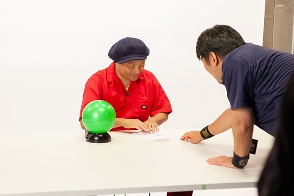 【AIロボットとの話し方講座】ガンダムの会話ロボット「ガンシェルジュ ハロ」と話すコツをバンダイが公開！ロボスタが撮影現場に潜入