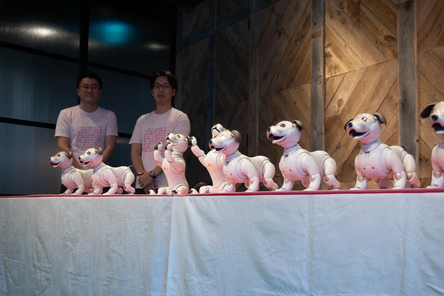 10体のaiboがお祝いダンス！ バラバラだけど可愛い　「GINZA PLACE」2周年記念企画