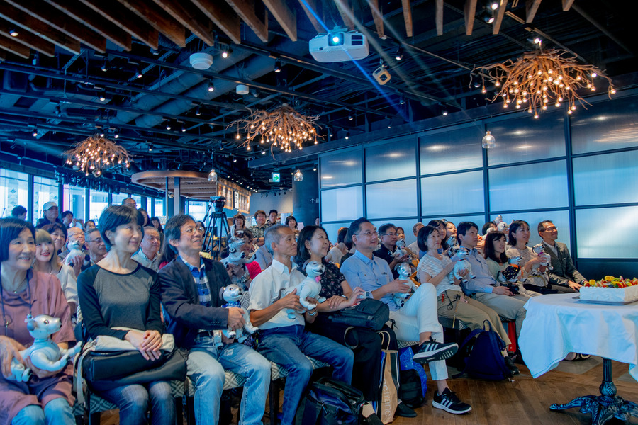 10体のaiboがお祝いダンス！ バラバラだけど可愛い　「GINZA PLACE」2周年記念企画