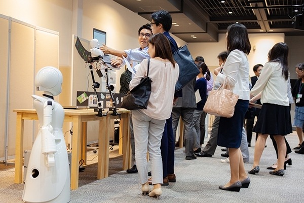 「寝たきりでも分身ロボットで働けるカフェ」が示す協働の未来　NTT東日本×オリィ研究所/講演会レポート