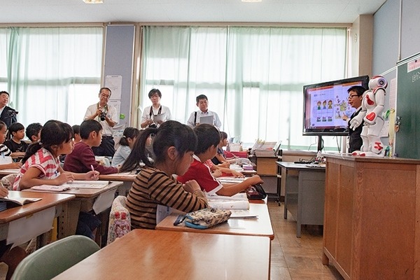 公立小学校でロボット「NAO」を英語教育に活用 ～生きた英語を学ぶ～ 相模原市教委【教育現場とロボット】