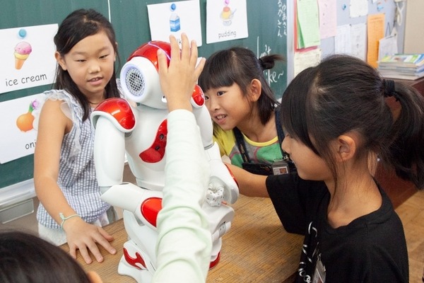 公立小学校でロボット「NAO」を英語教育に活用 ～生きた英語を学ぶ～ 相模原市教委【教育現場とロボット】