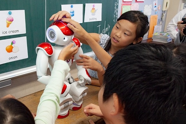 公立小学校でロボット「NAO」を英語教育に活用 ～生きた英語を学ぶ～ 相模原市教委【教育現場とロボット】