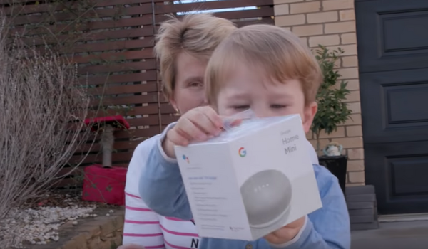 グーグル、Google Home Miniをドローンで配達する動画を公開