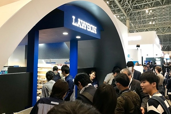 ローソンが見せる未来のコンビニ像　投影キャラクターによる接客と無人自動店舗